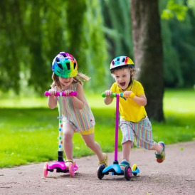 دو کودک در حال اسکوتر سواری